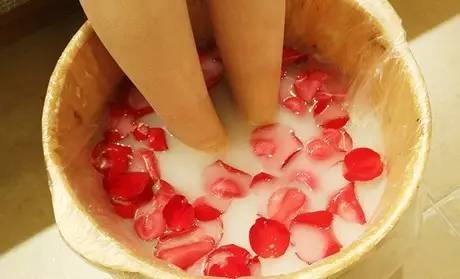 男子足疗店“误点”全套服务，体验后直言“不敢看账单”